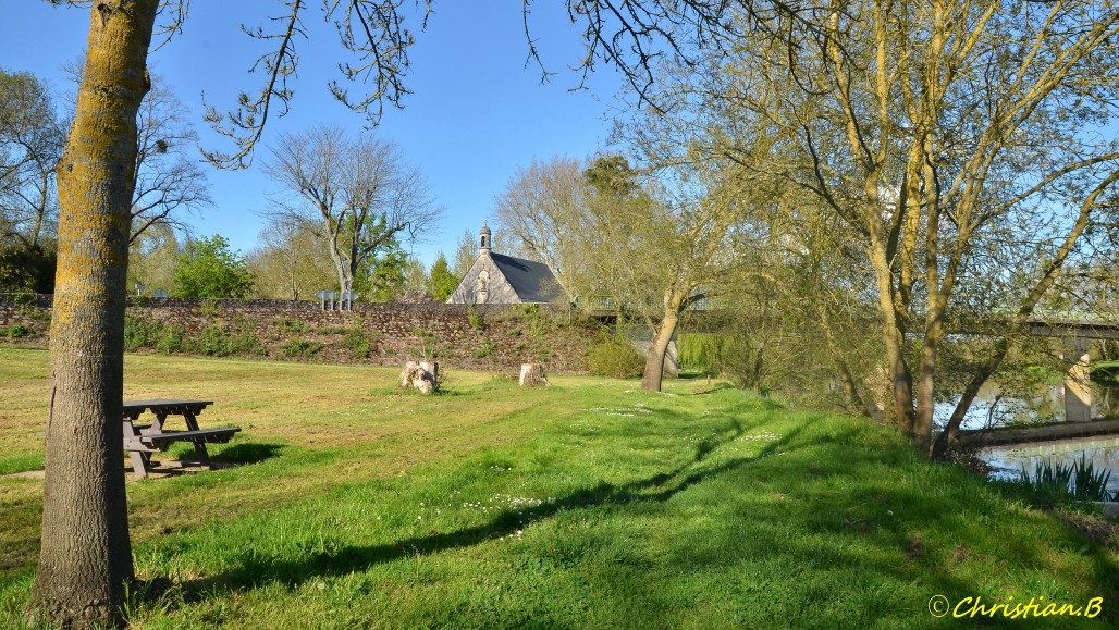 Chapelle et pont de Cheffes